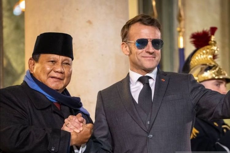 Presiden Prabowo Subianto saat berfoto bersama dengan Presiden Perancis Emmanuel Macron sebelum keduanya masuk Istana Élysée, Paris, Perancis, Jumat (23/1/2026).