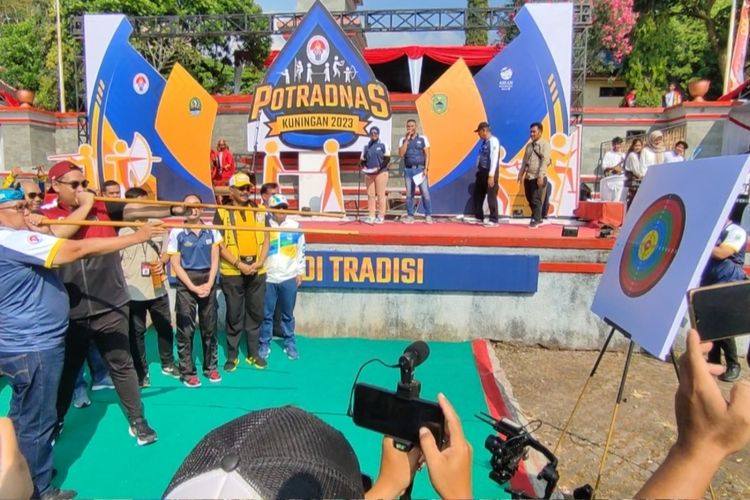 Dito Ariptedjo Menpora dan Acep Purnama Bupati Kuningan, membuka POTRADNAS IX 2023, di Kabupaten Kuningan, dengan melakukan sumpit, salah satu cabang olahraga yang ditandingkan, Selasa (13/6/2023),