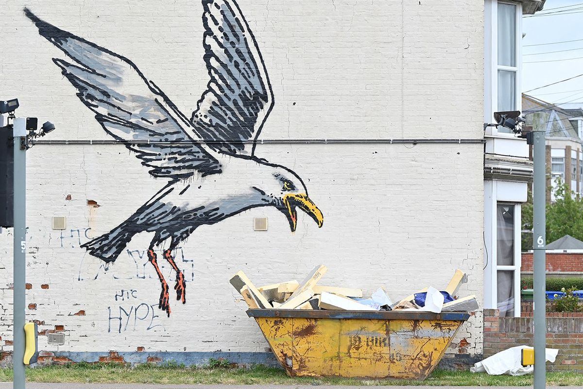 Mural yang diduga karya Banksy di Inggris.