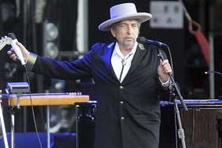 Penyanyi dan penulis lagu AS, Bob Dylan, tampil di Festival Les Vieilles Charrues di Carhaix, Perancis, pada 22 Juli 2012. Dylan ditetapkan sebagai pemenang Hadiah Nobel Sastra pada Kamis (13/10/2016).