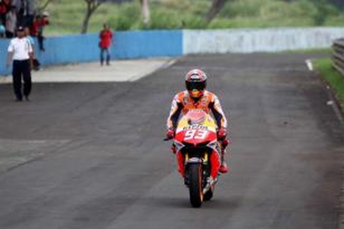 Juara dunia MotoGP, Marc Marquez memacu Honda RCV di Sirkuit Sentul, Bogor, Jawa Barat, Selasa (21/10/2014). Marc Marquez dan rekan satu timnya Dani Pedrosa datang ke Jakarta untuk bertemu penggemarnya.