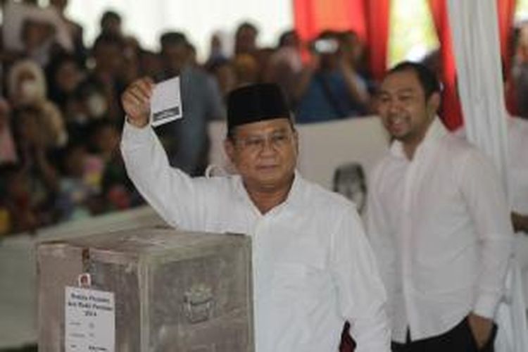 Calon presiden Prabowo Subianto menunjukkan surat suaranya saat menggunakan hak pilihnya pada Pemilu Presiden 2014 di tempat pemungutan suara (TPS) 02 Bojong Koneng, Hambalang, Bogor, Jawa Barat, Rabu (9/7/2014). Pemilu Presiden 2014 dilakukan serentak di seluruh Indonesia hari ini. KOMPAS IMAGES/KRISTIANTO PURNOMO