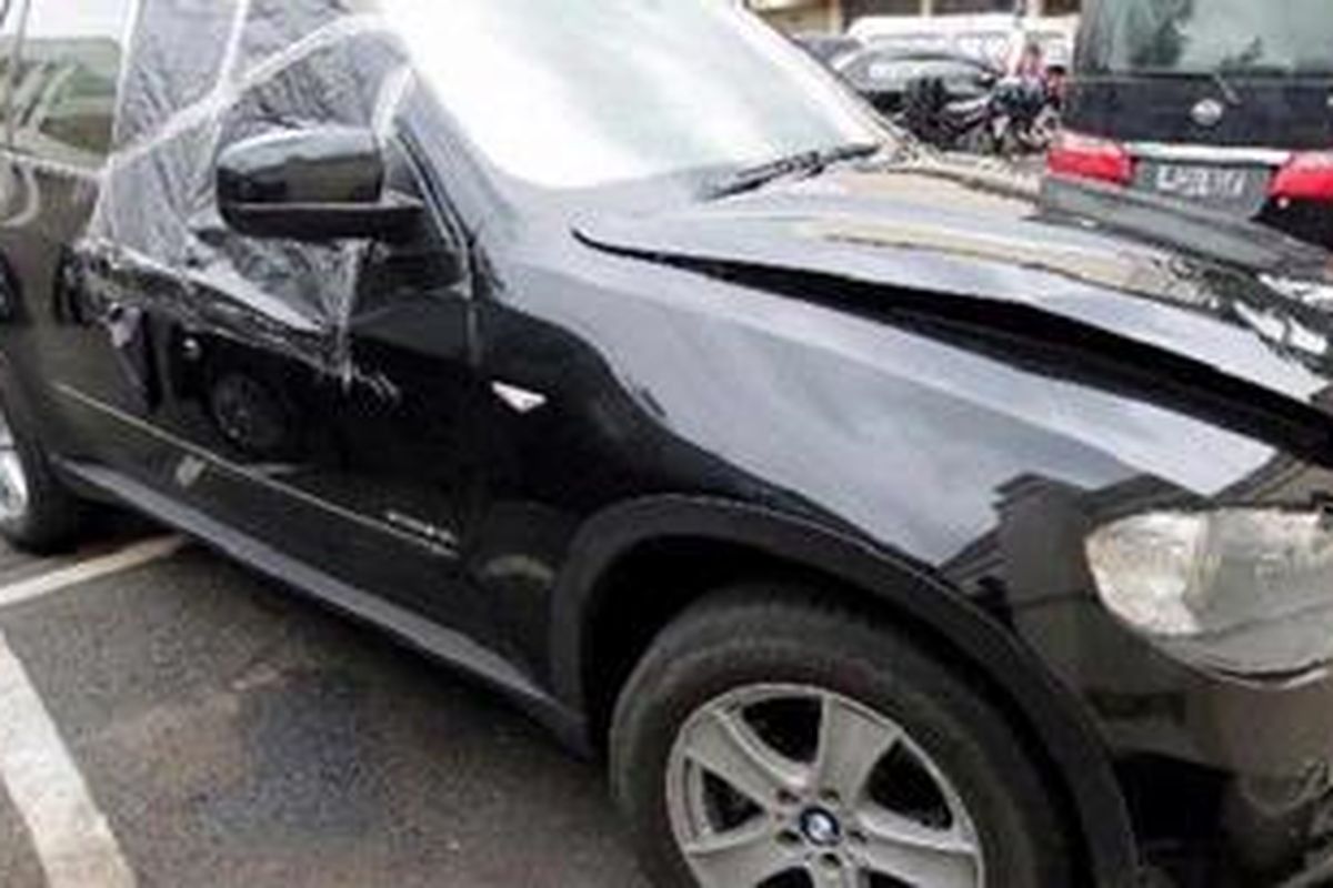 Mobil BMW B 272 HR yang dikendarai M Rasyid Amirulloh Rajasa, putra Menteri Koordinator Perekonomian Hatta Rajasa diamankan di Direktorat Lalu Lintas Polda Metro Jaya, Jakarta, Rabu (2/1/2012). M Rasyid Amrullah yang mengemudikan mobil BMW B 272 HR menabrak Daihatsu Luxio F 1622 CY dari belakang dan mengakibatkan dua orang penumpang Daihatsu Luxio meninggal.  