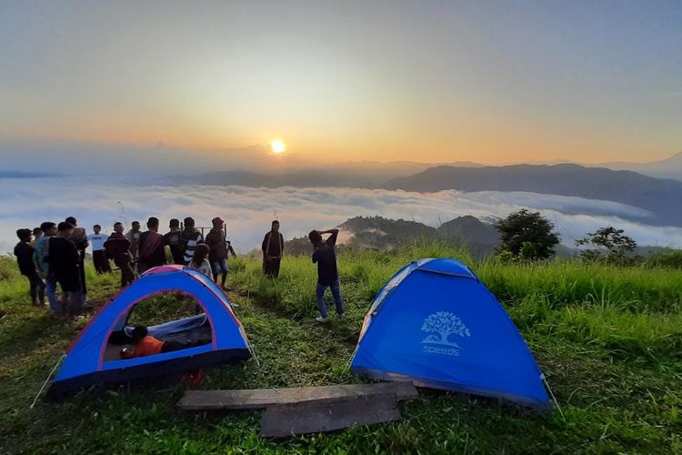 Berkemah di bukit Golo Geleng, Kampung Purek, Desa Pong Narang, Kecamatan Ndoso, Kab. Manggarai Barat, NTT sebagai bukit untuk menikmati sunrise di bagian utara dari Manggarai Barat, Selasa, (24/5/2022). (KOMPAS.com/DOK RHONY SUMARNO)