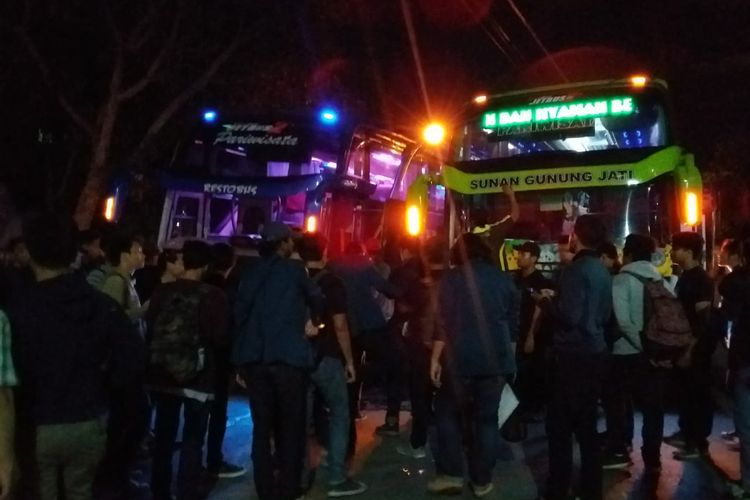 Massa mahasiswa dari Universitas Diponegoro (Undip) Semarang, Jawa Tengah, berkumpul di pelataran Gedung Serba Guna (GSG) Undip Tembalang Semarang, Senin (23/9/2019) malam.