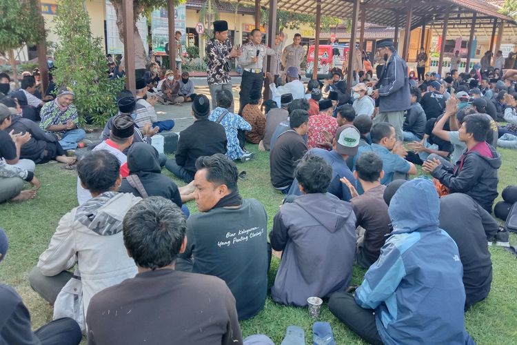 Para simpatisan anak kiai Jombang yang menjadi tersangka pencabulan ditempatkan di lapangan Mapolres Jombang, Jawa Timur, Jumat (8/7/2022). Setelah menjalani pemeriksaan, ratusan MSA tersebut dipulangkan dari kantor polisi.