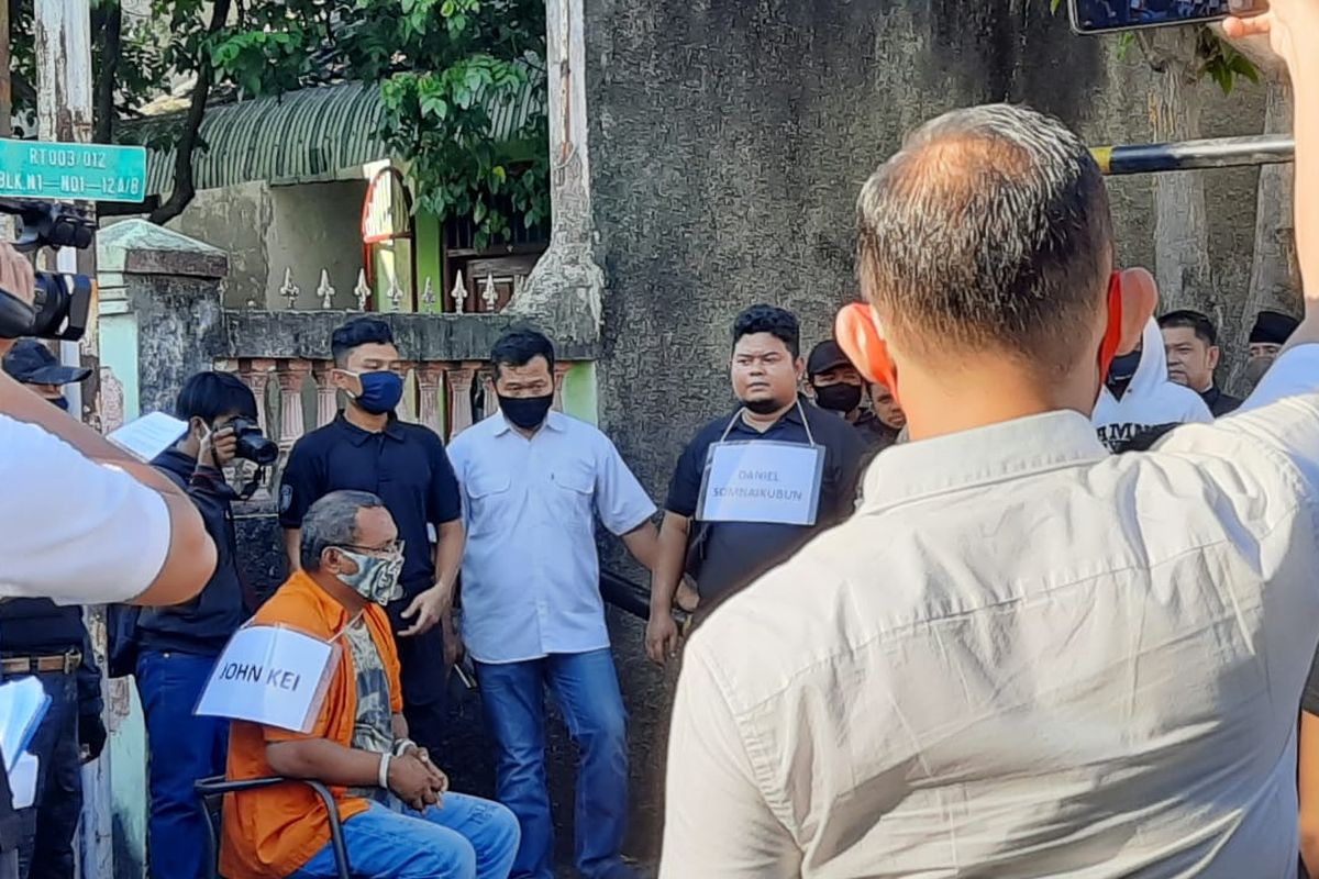 John Kei dihadirkan dalam rekonstruksi di Komplek Tytyan Indah Utama X, Kecamatan Medan Satria, Kelurahan Kali Baru, Bekasi, Jawa Barat, Senin (6/7/2020).