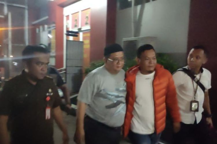 Terpidana kasus TPPU sekaligus mantan ketua DPRD Jawa Barat Irfan Suryanagara (dua kiri) dieksekusi ke Lapas Banceuy, Kota Bandung, Jawa Barat, Selasa (4/7/2023). ANTARA/Bagus Ahmad Rizaldi) 