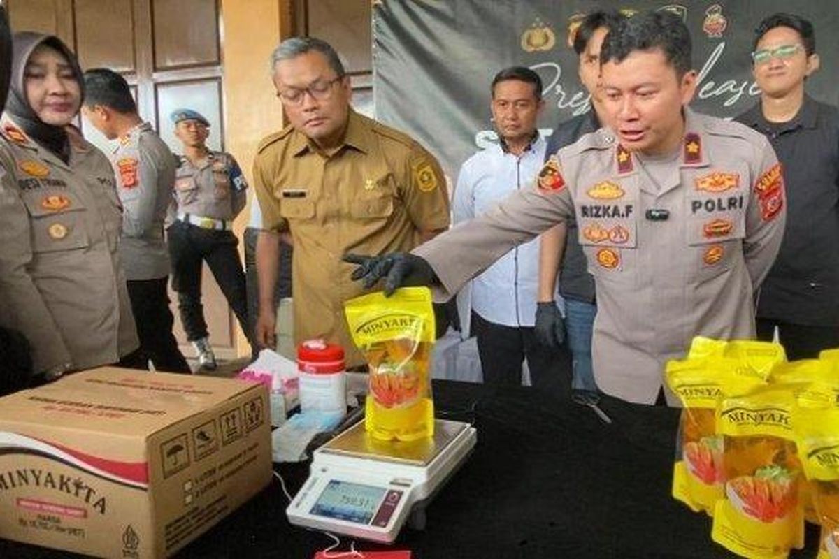Pengungkapan gudang pengemasan MinyaKita palsu di wilayah Desa Cijujung, Kecamatan Sukaraja, Kabupaten Bogor, Senin (10/3/2025). Terungkap modus pelaku 
