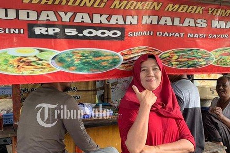 Suyamti berpose di lapak Jualannya di kawasan Mojo, Pasar Klowion saat dikunjungi TribunSolo.com, Minggu (30/5/2021). 