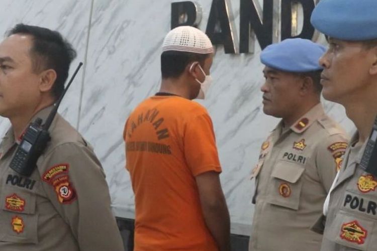 Pelaku pemukulan terhadap sopir bus Trans Metro Pasundan (TMP) di Jalan Aceh, Babakan Ciamis, Kota Bandung, Hendra Yoska (49), usai ditangkap Unit Reskrim Polsek Sumur Bandung bersama Satreskrim Polrestabes Bandung, Jumat (5/5/2023).