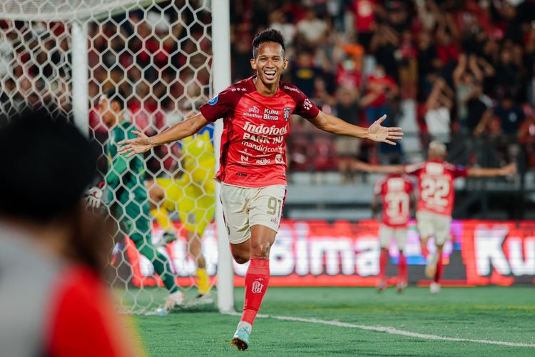 Pemain Bali United M Rahmat selebrasi usai mencetak gol ke gawang Barito Putera pada laga pekan ke-10 Liga 1 2023-2024 yang berakhir dengan skor 2-1 di Stadion Kapten I Wayan Dipta Gianyar, Minggu (27/8/2023) malam.