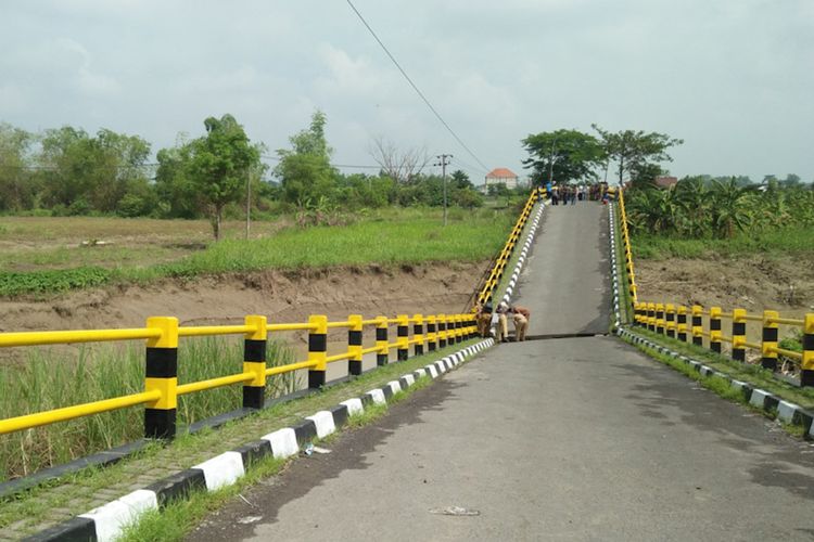 Jembatan Kacangan yang ambruk, di Dusun Kacangan, Desa Bulurejo, Kecamatan Benjeng, Gresik. Memutus akses jalan warga di tiga Kecamatan yang ada di Gresik.