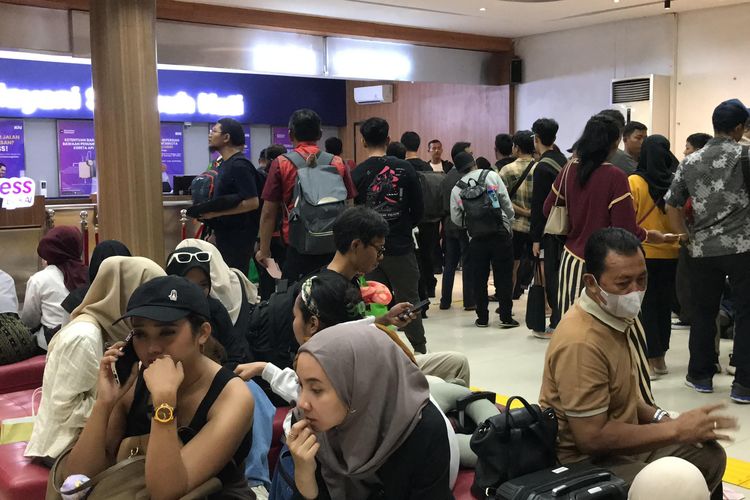 Demi Wisuda Anak, Penumpang KA yang Luntang Lantung di Stasiun Beralih Naik Travel