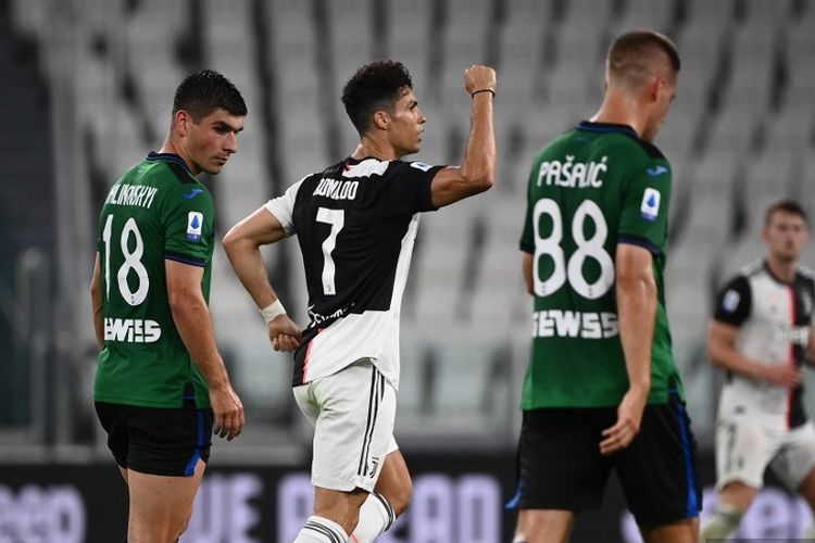 Cristiano Ronaldo (tengah) merayakan gol penalti kedua dalam pertandingan Liga Italia Juventus vs Atalanta di Stadion Allianz, Minggu (12/7/2020) dini hari WIB, yang berakhir dengan skor 2-2.  Pada laga selanjutnya, Atalanta dijadwalkan menjamu Brescia.