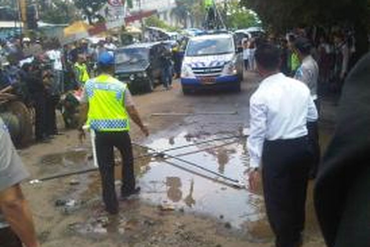 Polisi mengukur kecepatan truk dan kereta sehingga terjadinya tabrakan, Selasa (10/12/2013)