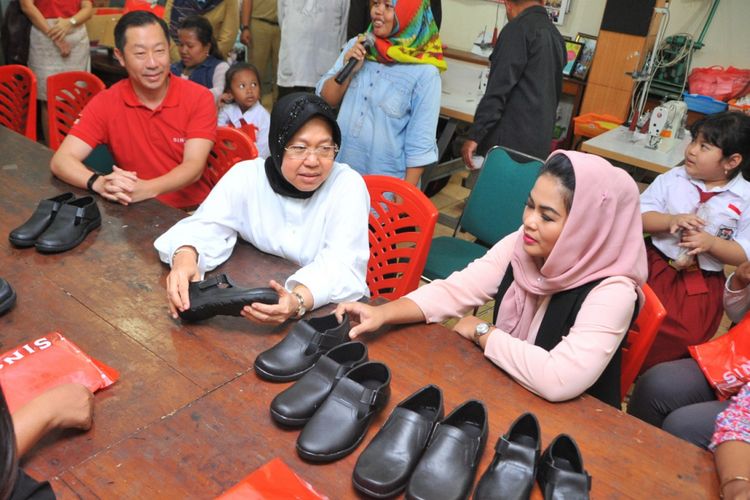Risma dan Puti Guntur Soekarno melihat usaha warga eks lokalisasi Dolly.