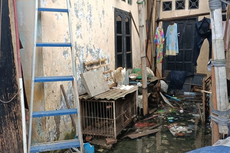 Satu unit rumah di Jalan Raya Ir Juanda, Duren Jaya, Bekasi Timur, Kota Bekasi yang terendam banjir, Jumat (3/3/2023). Meski terendam air, namun rumah tersebut belum ditinggal oleh pemiliknya.