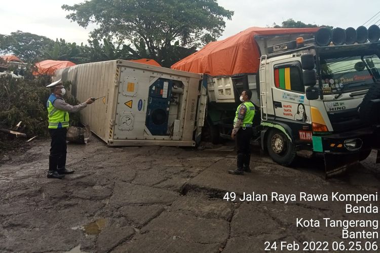 Suasana kecelakaan di Jalan Raya Kompeni, Kecamatan Benda, Kota Tangerang, Kamis (24/2/2022).