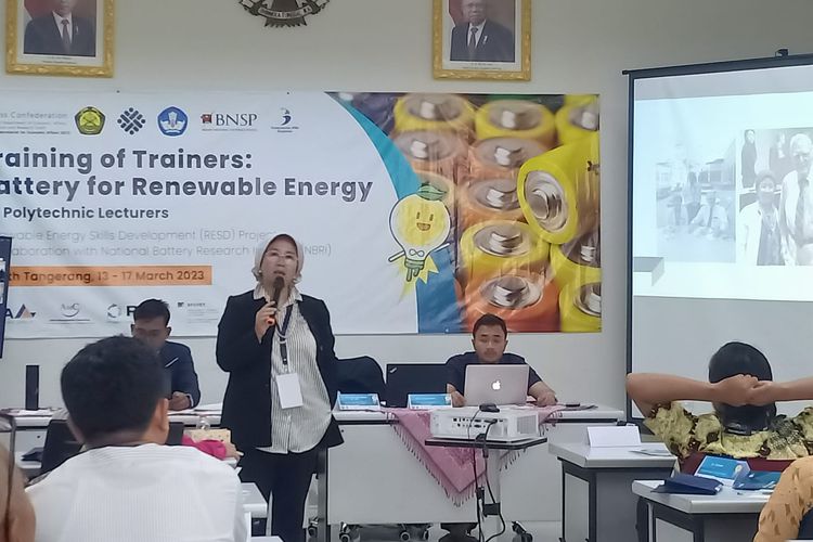 Sebanyak 18 dosen dari delapan politeknik negeri di Indonesia mengikuti kegiatan Training of Trainers: Battery for Renewable Energy yang digelar National Battery Research Institute (NBRI).