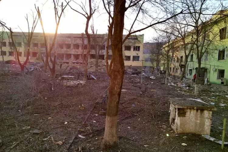 Halaman di rumah sakit anak-anak dan bersalin Mariupol setelah diserang bom 9 Maret 2022.

