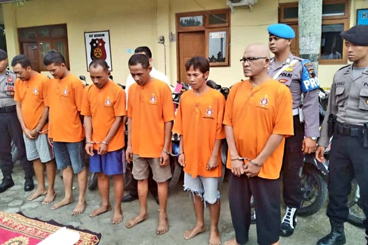 Satreskrim Polres Blora, Jawa Tengah menunjukkan komplotan pelaku pencurian kendaraan yang diringkusnya saat di Mapolres Blora, Rabu (2/1/2019).