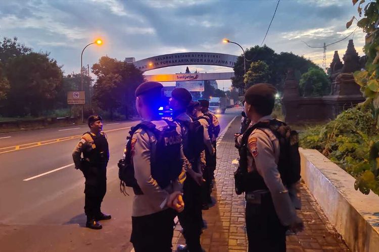 Kepolisian resor (Polres) Sragen melakukan penyekatan bonek-bonek liar jelang pertandingan PSIS Semarang Vs Persebaya Surabaya, diperbatasan Jawa Tengah (Jateng) dan Jawa Timur (Jatim).