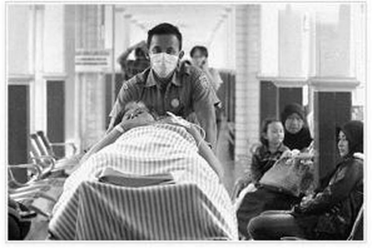Perawat memindahkan pasien di Rumah Sakit Umum Daerah Abdoel Moeloek, Lampung, Kamis (22/1).