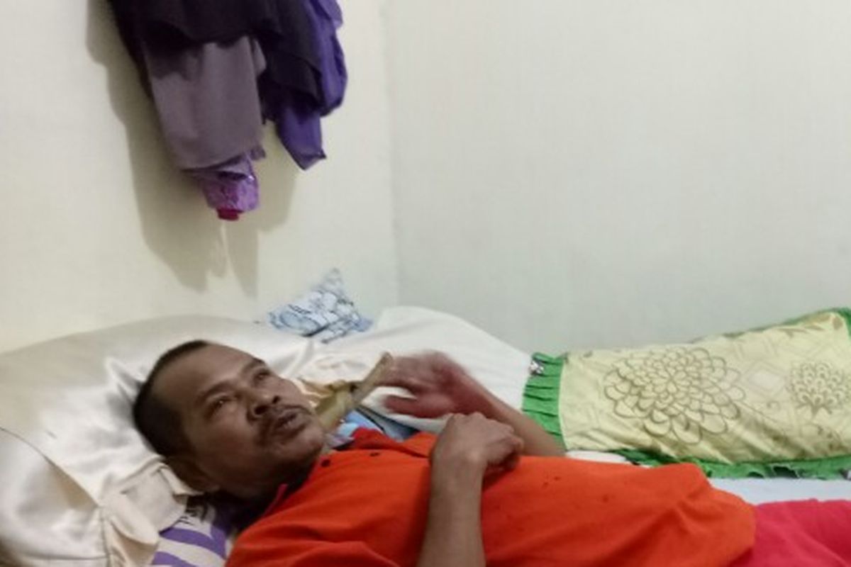  Hasanudin, Warga RT 04 RW 16 Jalan Lamtoro, Pamulang, Tangsel yang diduga terjangkit penyakit Chikungunya. Rasa sakit tersebut dialami sejak Kamis (14/2/2020) kemarin. 