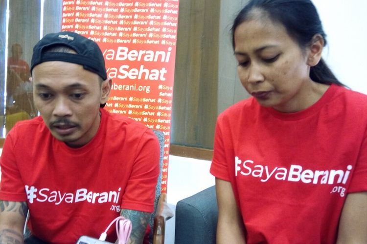 Tri Eklas Tesa Sampurno (kiri) dan Eva Dewi (kanan)  berpartisipasi dalam Jakarta Marathon 2018 pada 28 Oktober 2018. Keduanya adalah Orang Dengah HIV AIDS (ODHA).