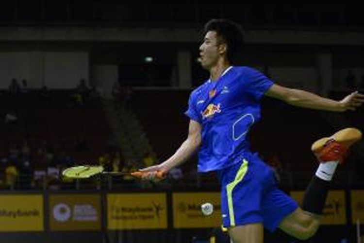 Pebulu tangkis Tiongkok, Chen Long, mengembalikan kok dari pemain Jepang, Kento Momota, pada perempat final Malaysia Terbuka di Putra Stadium, Bukit Jalil, Jumat (3/4/2015). Chen Long menang 21-16, 21-11.