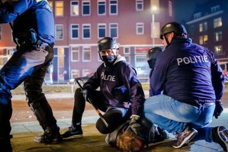 Polisi bentrok dengan demonstran di Rotterdam.