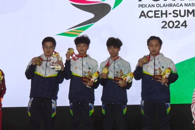 Jawa Barat menyabet medali emas cabor e-sports nomor Free Fire. Tim yang beranggotakan Irgi Ramdani, Raihan Faelani, Muhammad Azriel Maulana, Sulthan Syah Abadi Putra, dan Ridho Alfian Ramadhan ini menempati posisi tertinggi di klasemen akhir. 