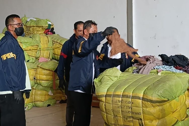 Bareskrim Polri Gerebek Gudang Pakaian Bekas Impor di Subang, Sita 1.257 Bal Senilai Rp 15 Miliar
