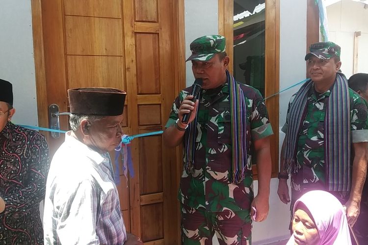 Saat Letnan Jenderal TNI Joni Supriyanto mengunjungi progres pembangunan rumah Gempa LOMBOK