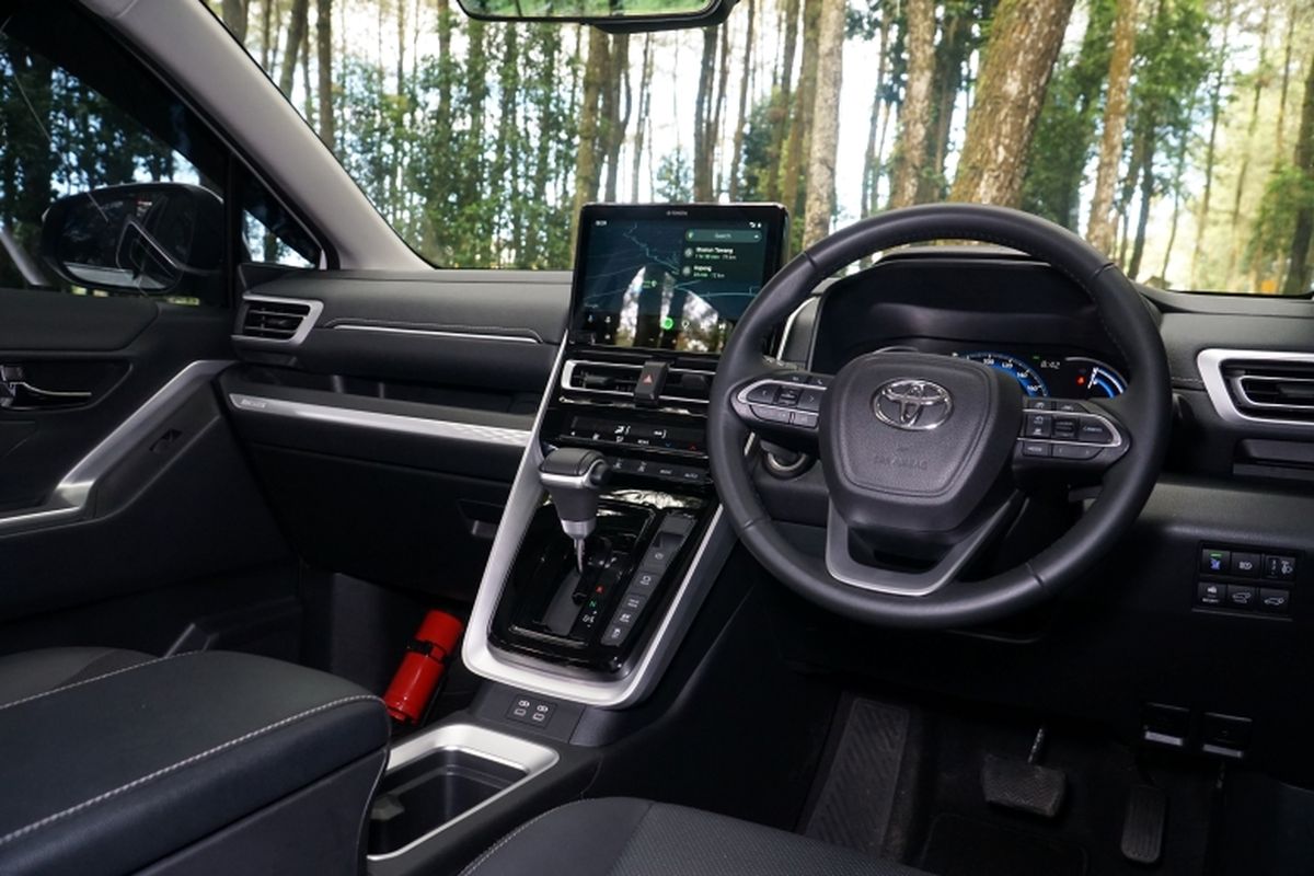 Tampilan interior Toyota Innova Zenix Hybrid 2.0 Q HV CVT TSS Modellista. 