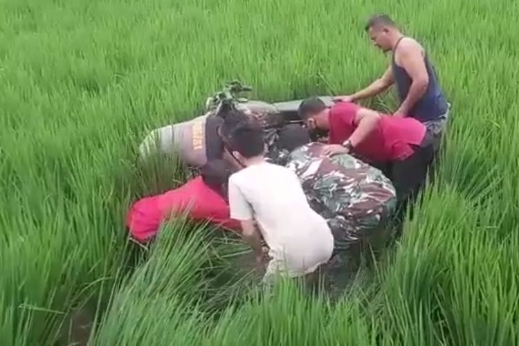 EVAKUASI--Aparat polisi dan TNI dan warga setempat mengevakuasi jasad seorang pria ditemukan tewas dalam kondisi kaku di tengah sawah di Desa Sobrah, Kecamatan Wungu, Kabupaten Madiun, Jawa Timur, Senin (14/2/2022).