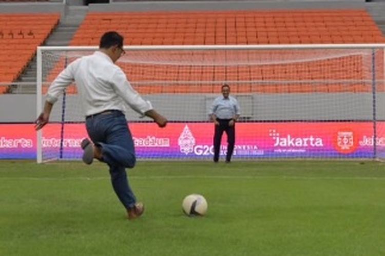 Gubernur Jawa Barat Ridwan Kamil berkunjung ke Jakarta International Stadium di Jakarta Utara.
Lewat akun Instagramnya, Emil, sapaan Ridwan Kamil terlihat membagikan sebuah video saat dia menendang bola penalti yang dijaga Anies.