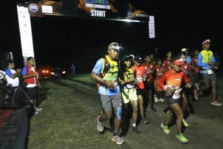 Para peserta lomba lari Trans-Sumbawa 200 dalam rangkaian Tambora Challenge 2015 saat dilepas Wakil Direktur Desk Komunitas Harian Kompas Nugroho F Yudho dan Kepala Bagian Operasional Kepolisian Resor Sumbawa Barat I Nengah Martawan di Poto Tano, Sumbawa Barat, Nusa Tenggara Barat (NTB), Rabu (8/4). Lomba lari yang diikuti delapan peserta dengan 20 pelari pendamping ini dimulai dari Poto Tano dan finis di Doro Ncanga dengan jarak sekitar 320 kilometer.