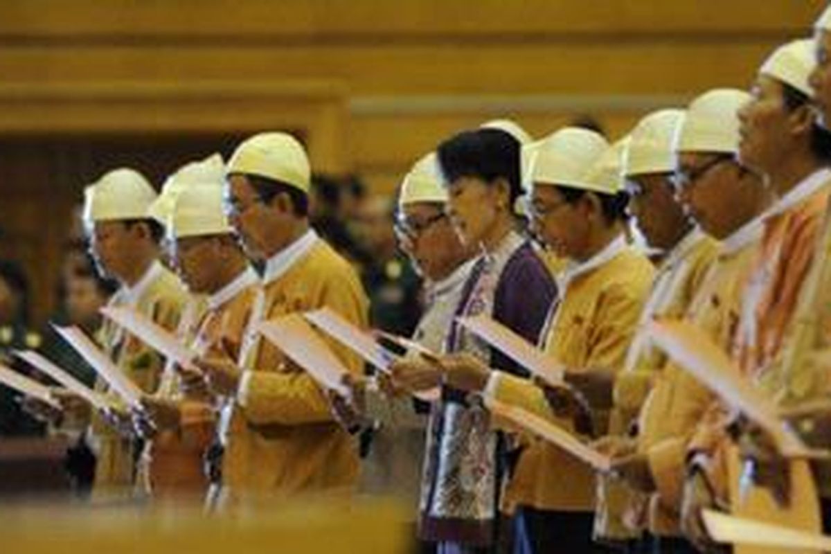 Aung San Suu Kyi akhirnya dilantik menjadi anggota parlemen Burma.