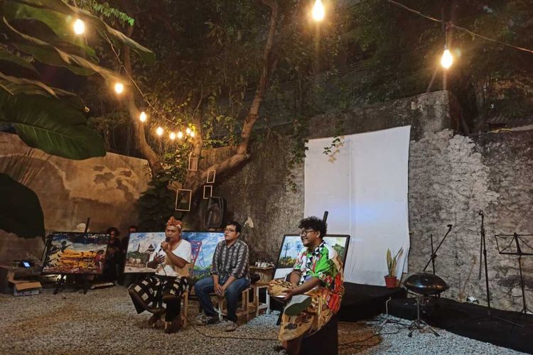 Jack Harris Bonandar dan tim saat bedah lukisan Sunyi Bunyi di Cafe 26, Kelurahan Karawang Kulon, Karawang Barat, Karawang, Minggu (9/10/2020) malam.