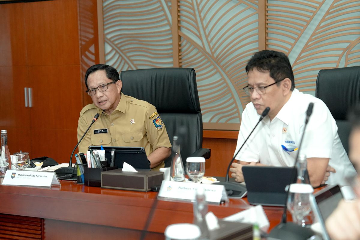 Menteri Dalam Negeri (Mendagri) Muhammad Tito Karnavian dalam pertemuan dengan Menteri Keuangan Republik Indonesia di Gedung Djuanda I, Kantor Pusat Kementerian Keuangan (Kemenkeu), Jakarta, Senin (22/9/2025).