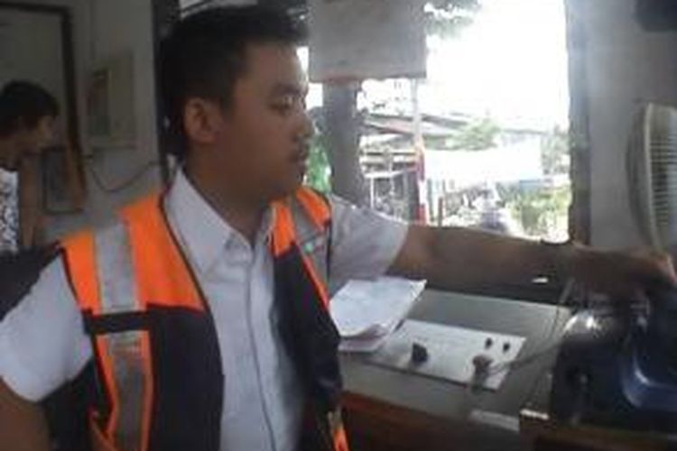 Seorang penjaga palang pintu kereta api sedang bertugas di Solo, Selasa (6/8/2013). 
