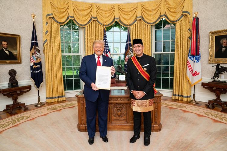 Indonesian Ambassador to the US Muhammad Lutfi posing for a photo with the US President Donald Trump at the White House following the presentation of the credential letter. 