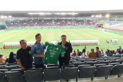 Momen Gibran Nonton Laga PSS Sleman Vs Persita Tangerang, Dapat Jersey dari Gusti Randa