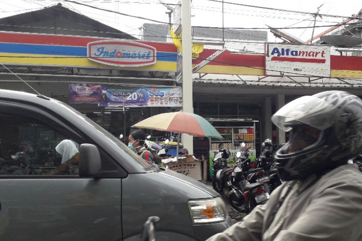 Tampal depan minimarket Alfamart dan Indomarer di dekat RSUD Koja, Jakarta Utara, Jumat (1/3/2019).