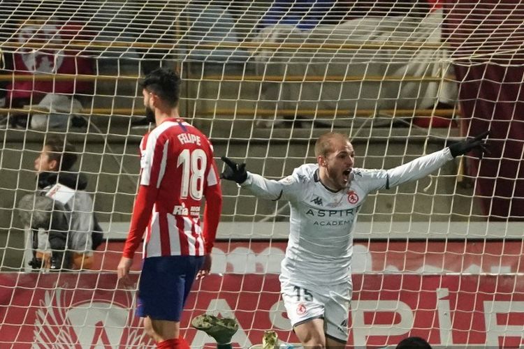 Kiper Atletico Madrid, Antonio Adan (kanan, kiri) gagal menghentikan bola yang ditendang oleh Cultural Leonesa, Julen Castaneda (tidak pitured) selama pertandingan sepak bola Copa del Rey (Piala Raja) antara Cultural Leonesa dan Klub Atletico de Madrid di Reino de Leon stadion di Leon