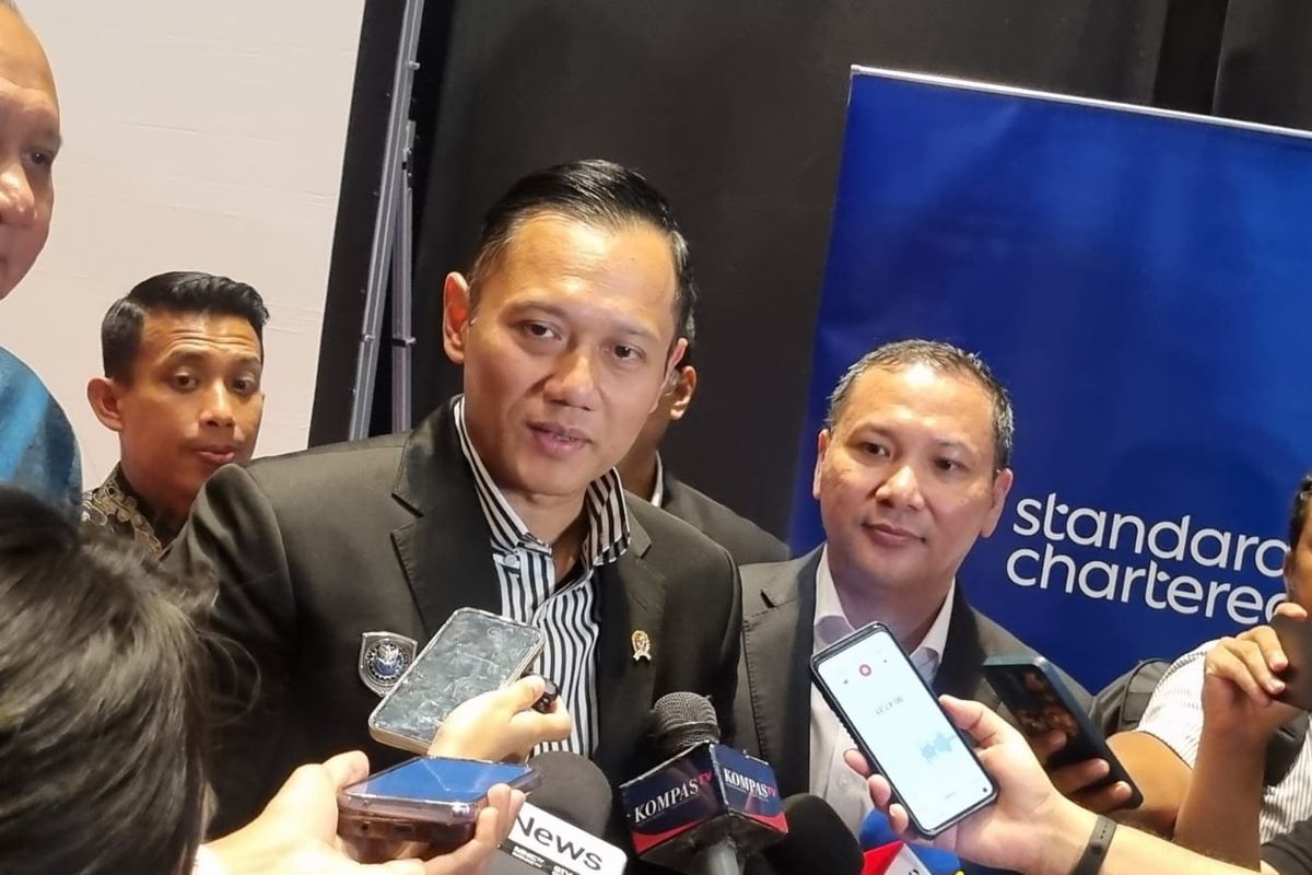 Menteri Koordinator Bidang Infrastruktur dan Pembangunan Kewilayahan Agus Harimurti Yudhoyono (AHY) saat ditemui di Park Hyatt, Jakarta, Kamis (8/5/2025).