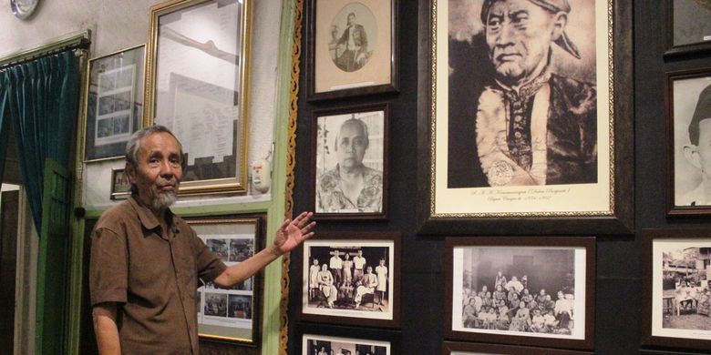 Raden Pepet Djohar (78) cicit Bupati Cianjur ke-10, R.A.A Prawiradiredja II saat menceritakan silsisah keluarga melalui foto yang terpajang di Bumi Ageung Cikidang, Kabupaten Cianjur, Jawa Barat.