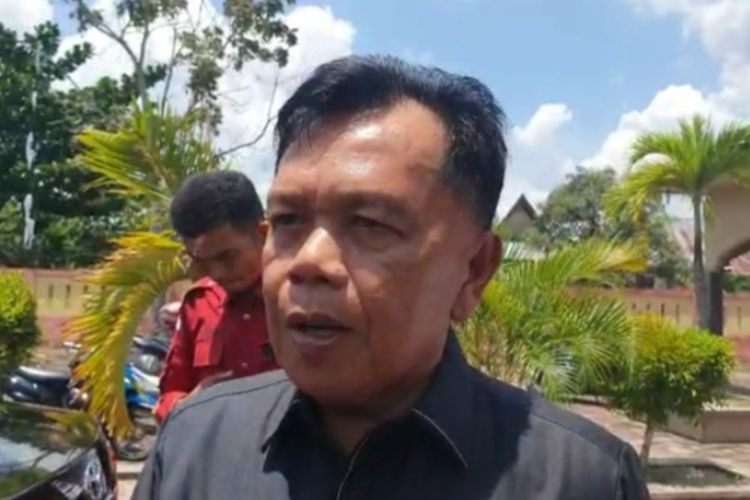 Asmar saat diwawancarai wartawan terkait dirinya ditunjuk sebagai Plt Bupati Kepulauan Meranti, Riau, Senin (10/4/2023).